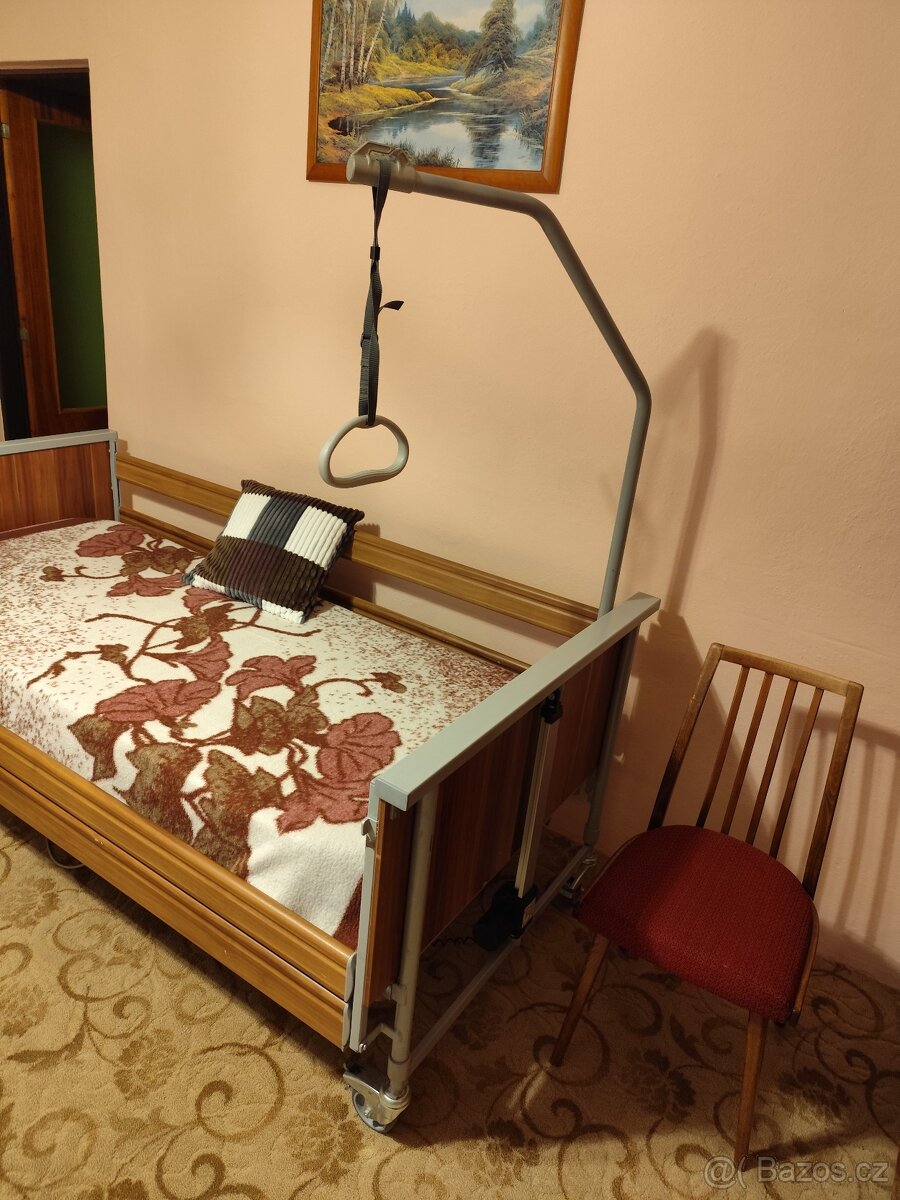 Zdravotní elektricky polohovatelná postel
