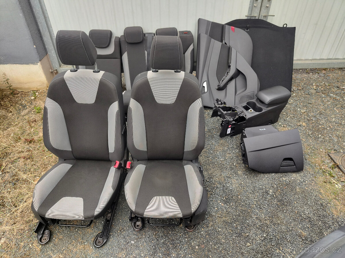 Sedačky, tapeci, koberec... Focus III