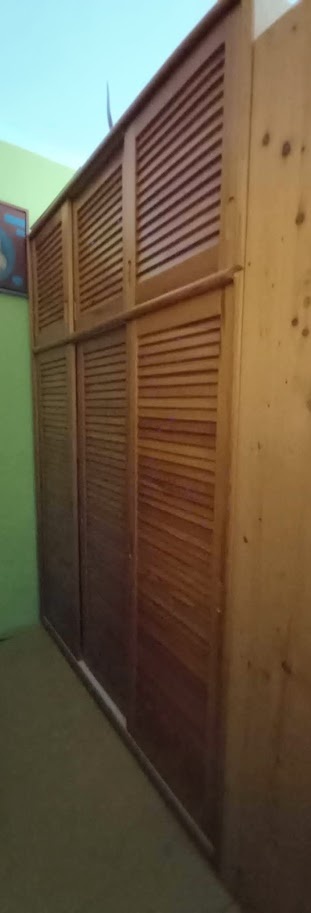Šatní skříň s posuvnými dveřmi