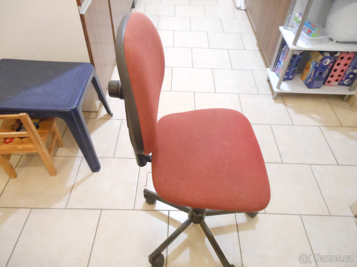 Židle kancelářská.