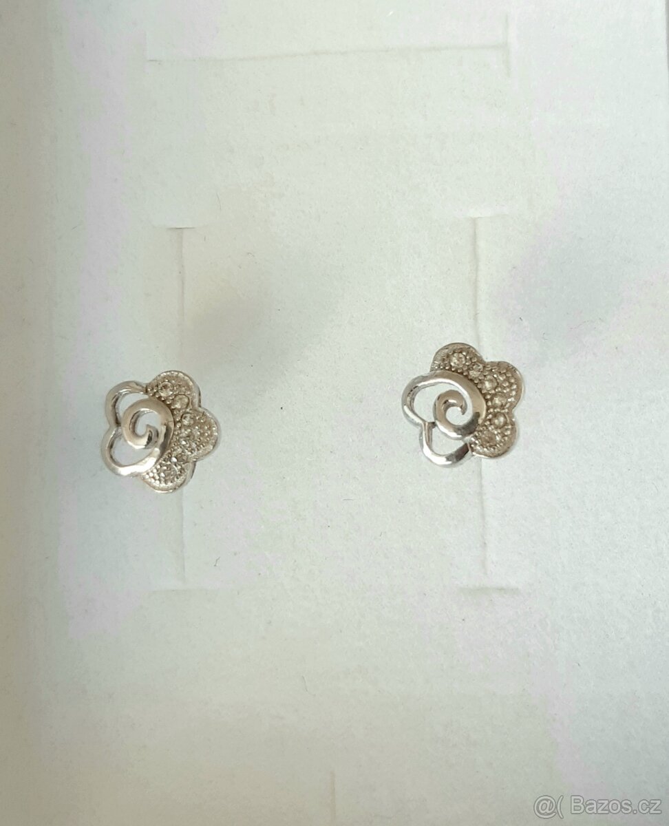 Stříbrné náušnice, pecky, kytičky
