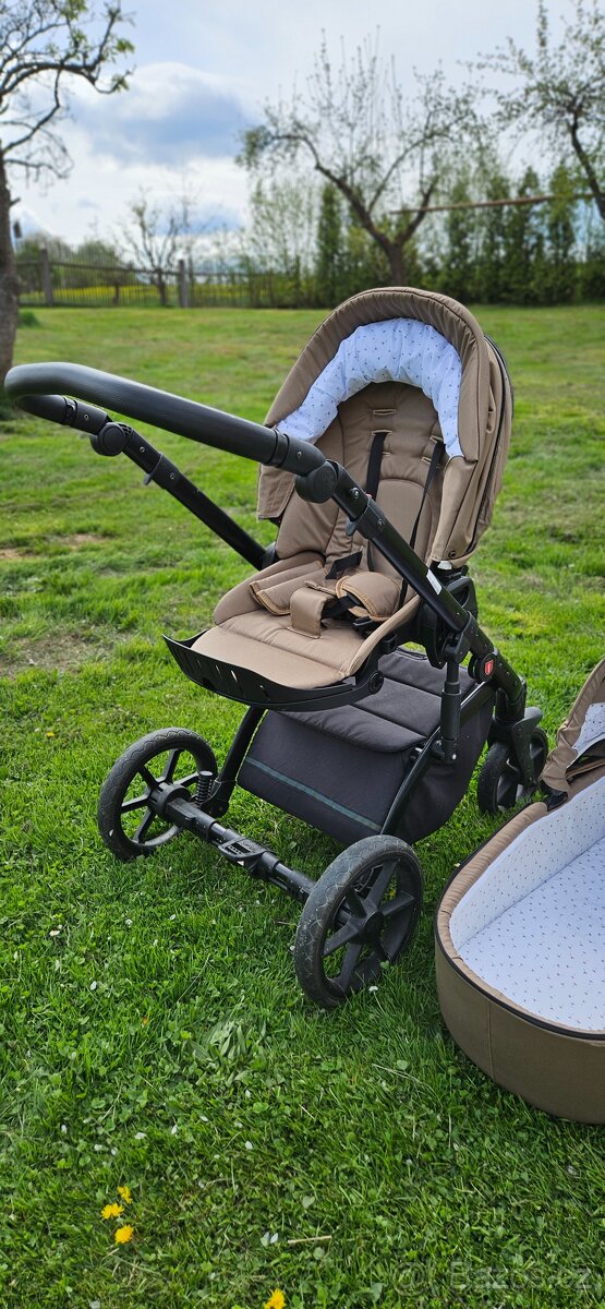 Kočárek po jednom dítěti