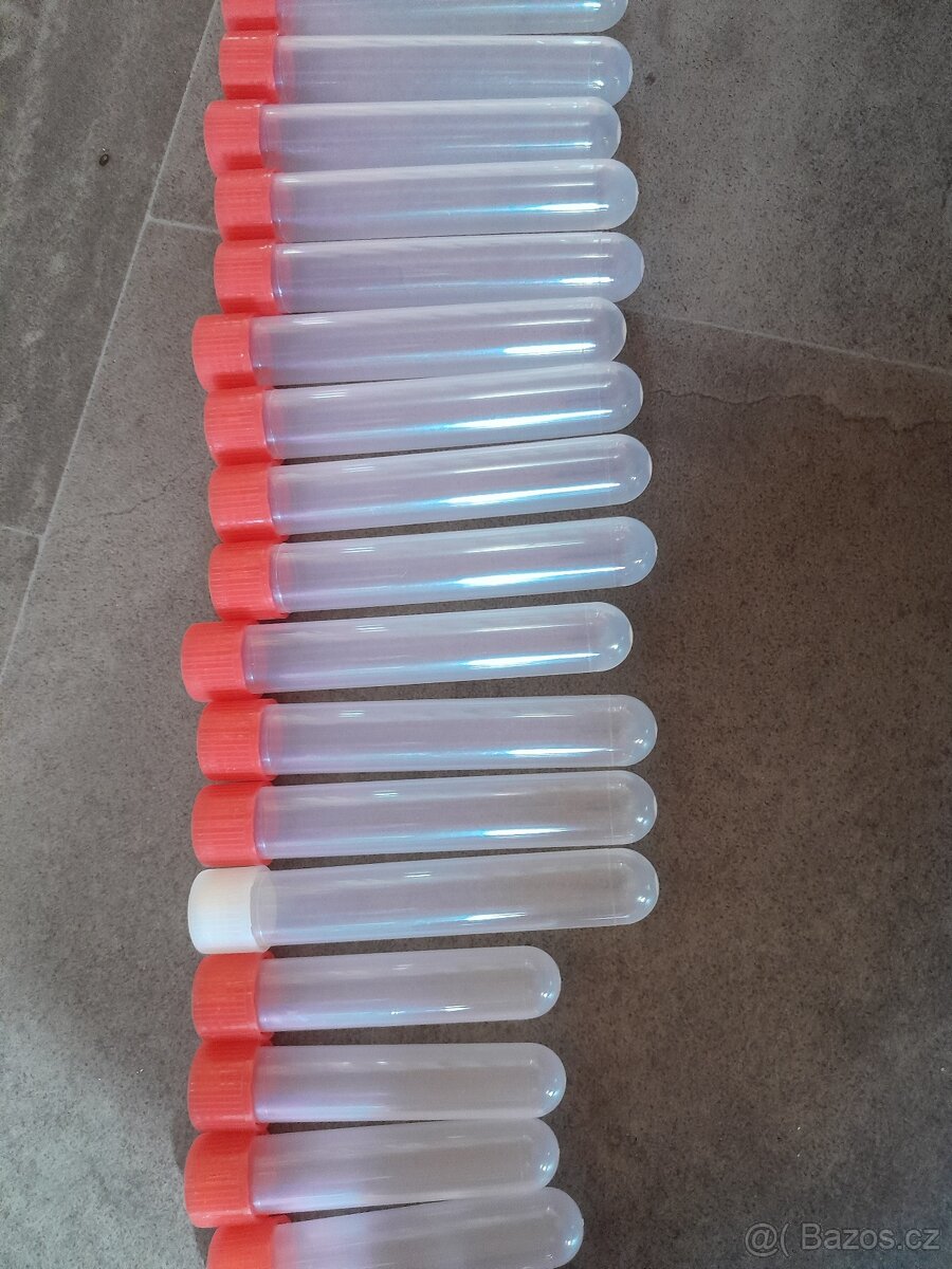 65 ks plastových zkumavek s uzávěrem