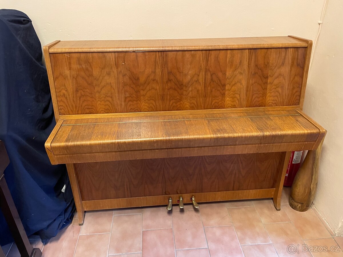 Pianino Petrof k114