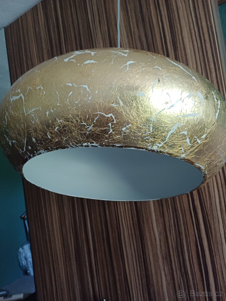 Zlatý závěsný lustr