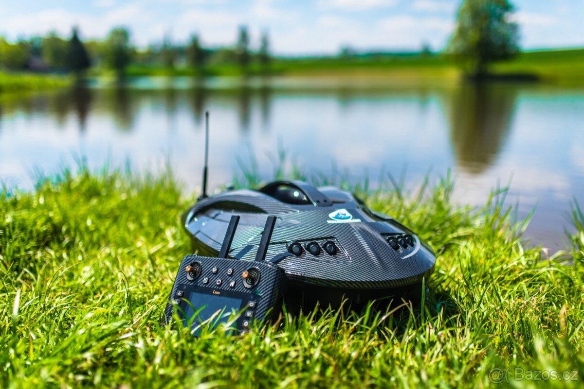 Zavážecí loďka - GPS / echolot / barevný displej / čeština