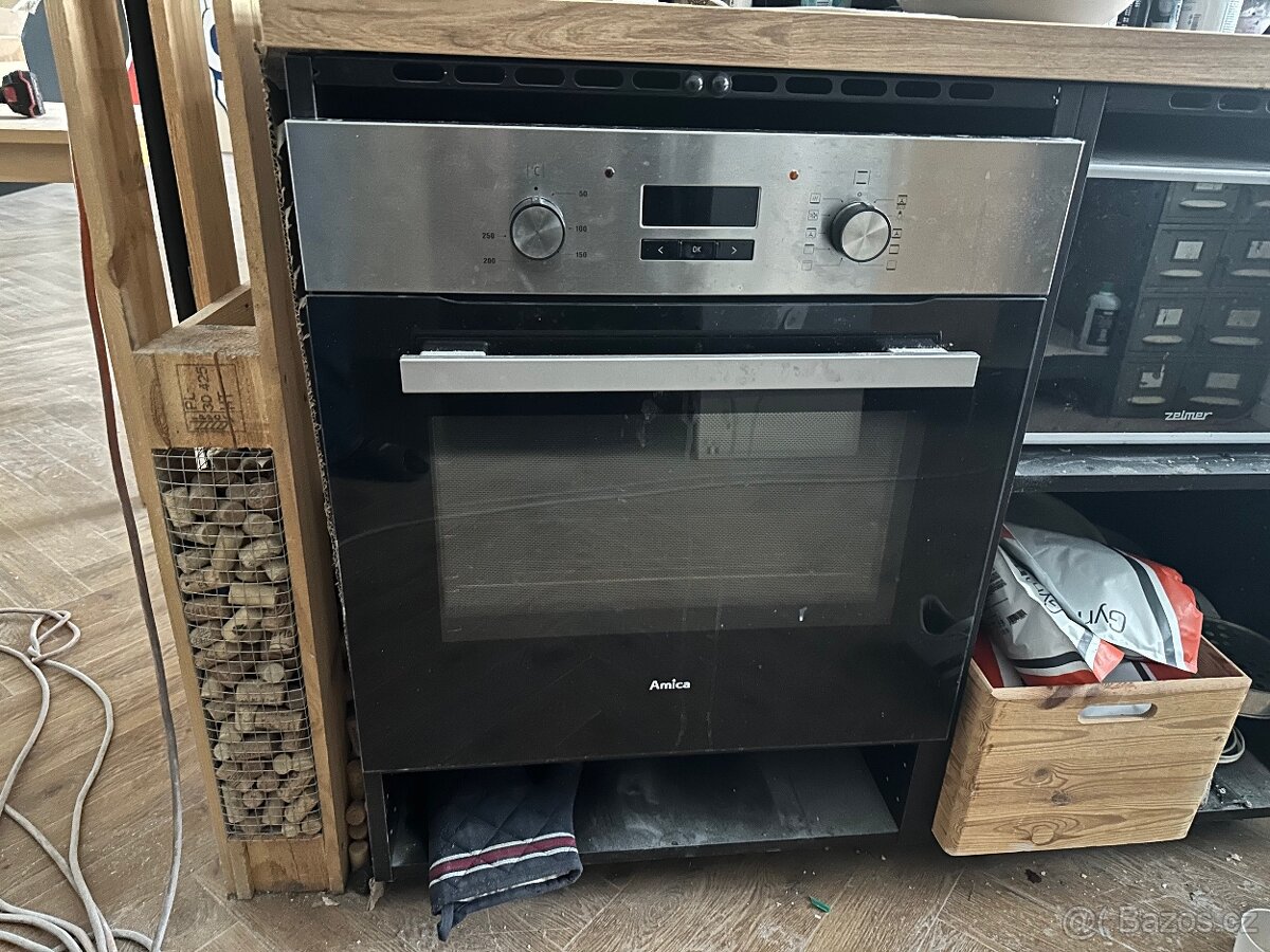 Vestavěná trouba Amica