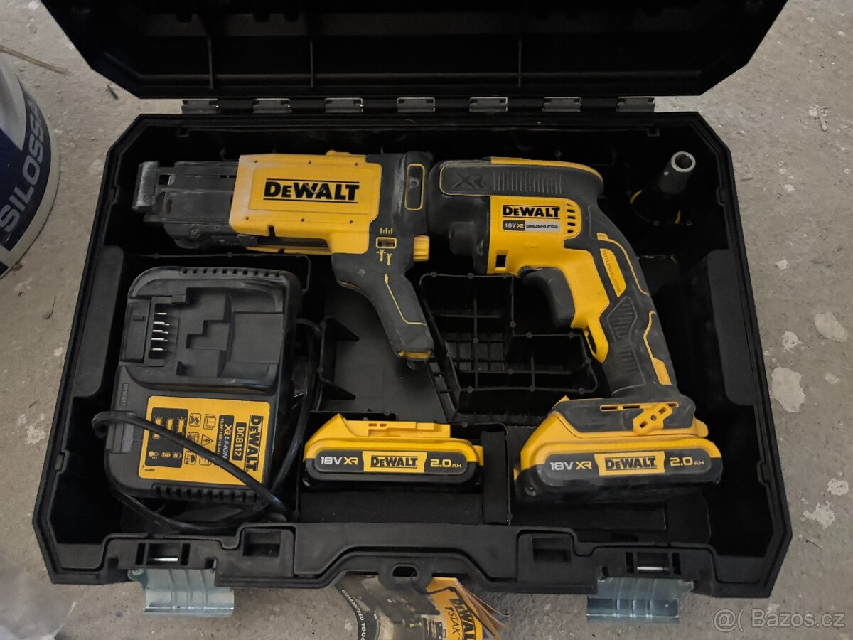 DEWALT 18V XR Aku šroubovák na sádrokarton s podavačem