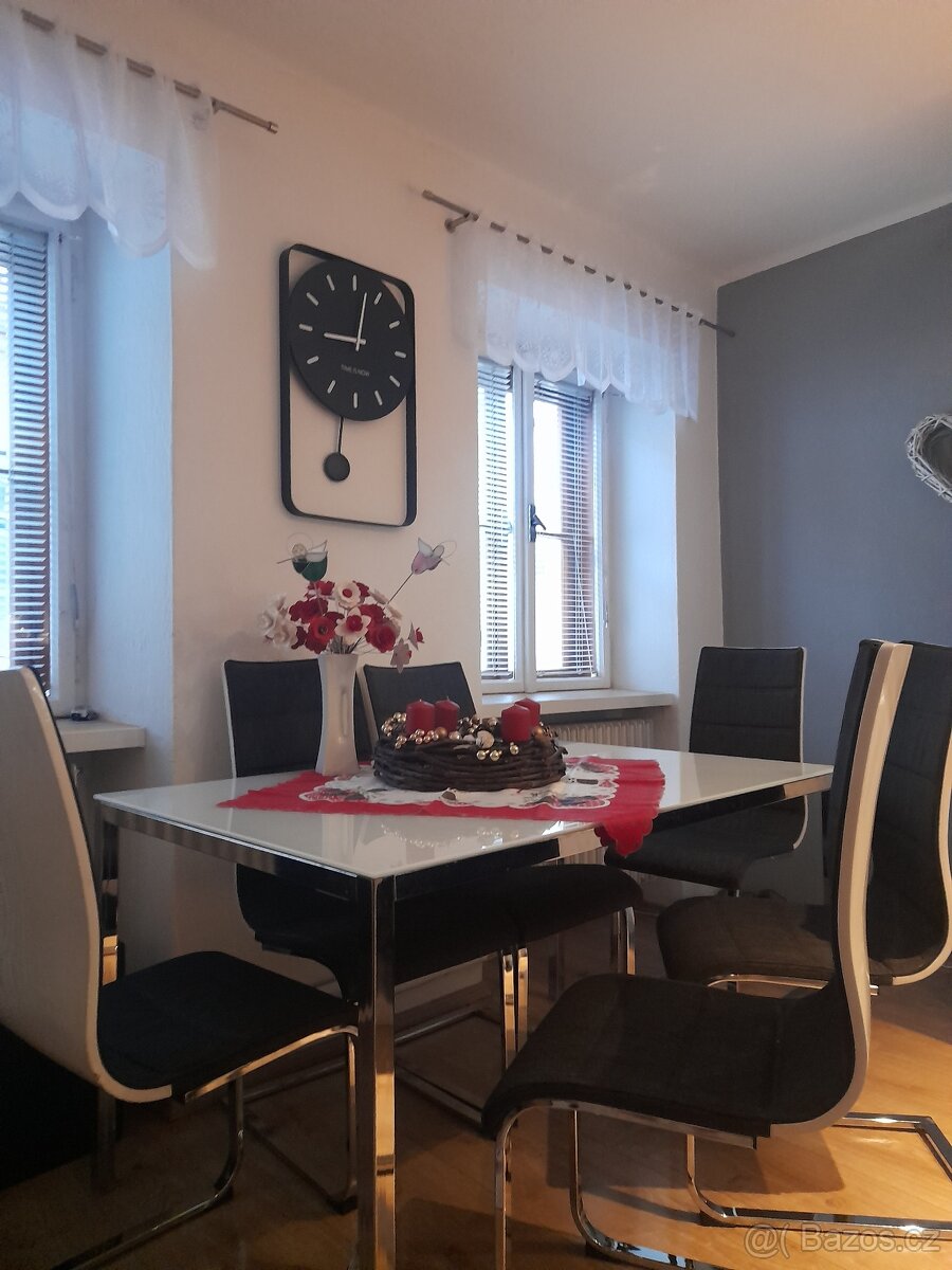 Kuchyňská linka s barem a spotřebiči a jiné