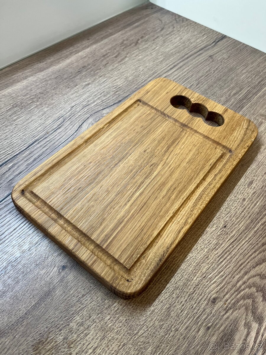 Dubové krájecí prkénko s úchytkou