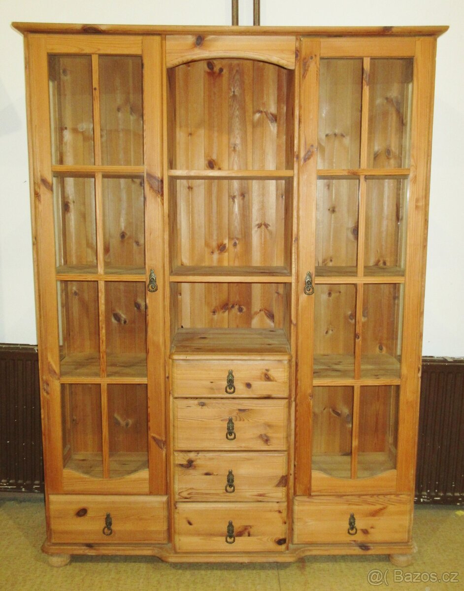 Borovicová vitrína - celomasiv - Výborný stav