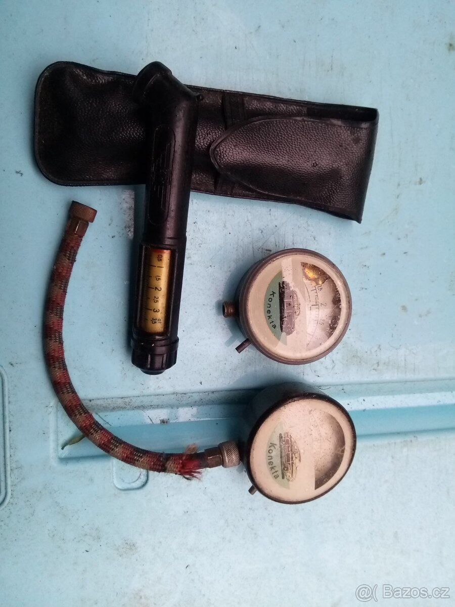 historické měřiče pneu na veterány