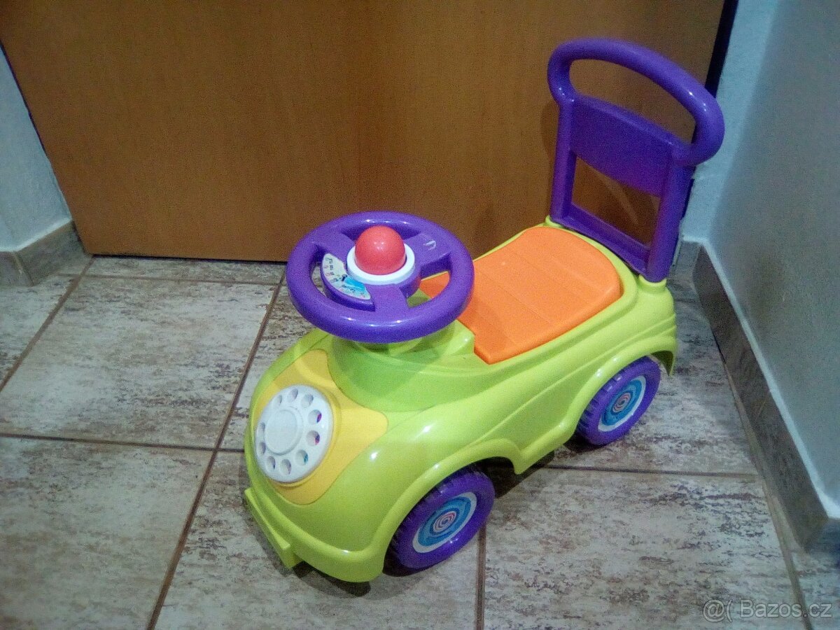 Odrážedlo auto zelené autíčko