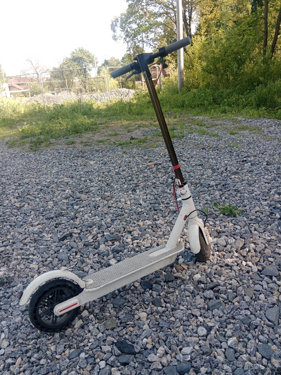 Elektro koloběžka (bílá)