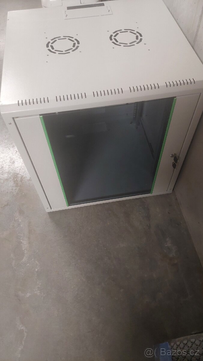 Serverová skříň