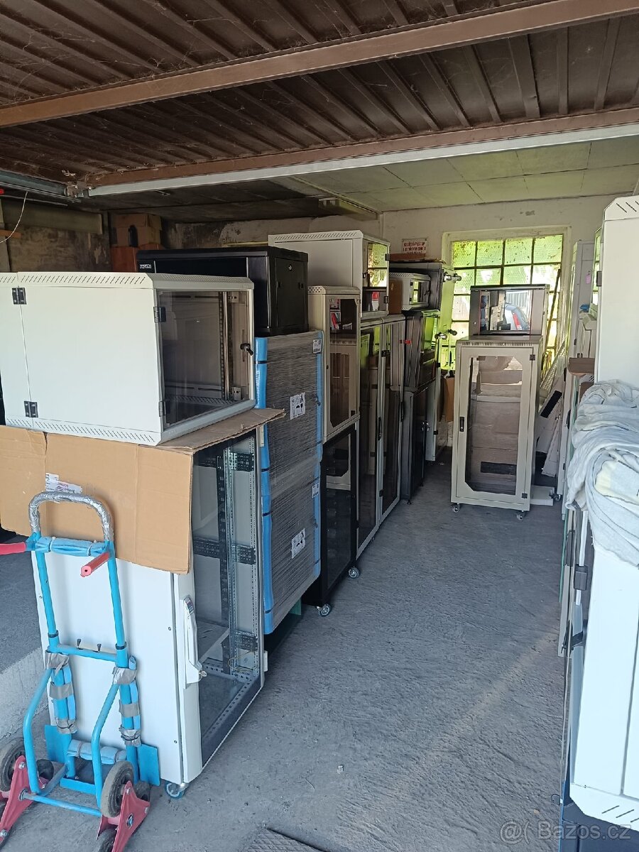 serverová skříň, rack, datový rozvaděč