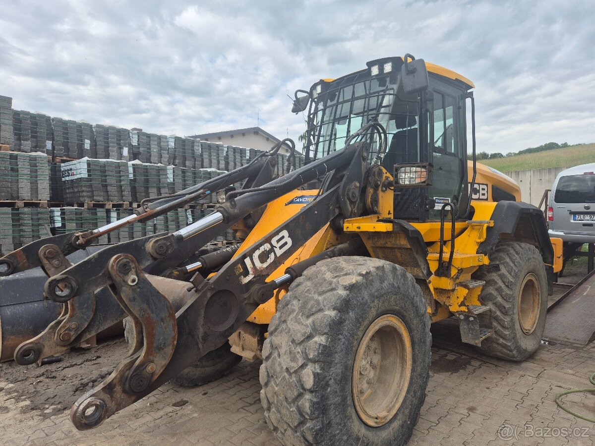 Nakladač JCB 437