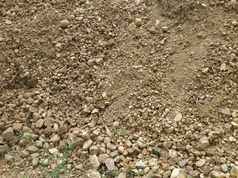 Kamenita vykopova zemina