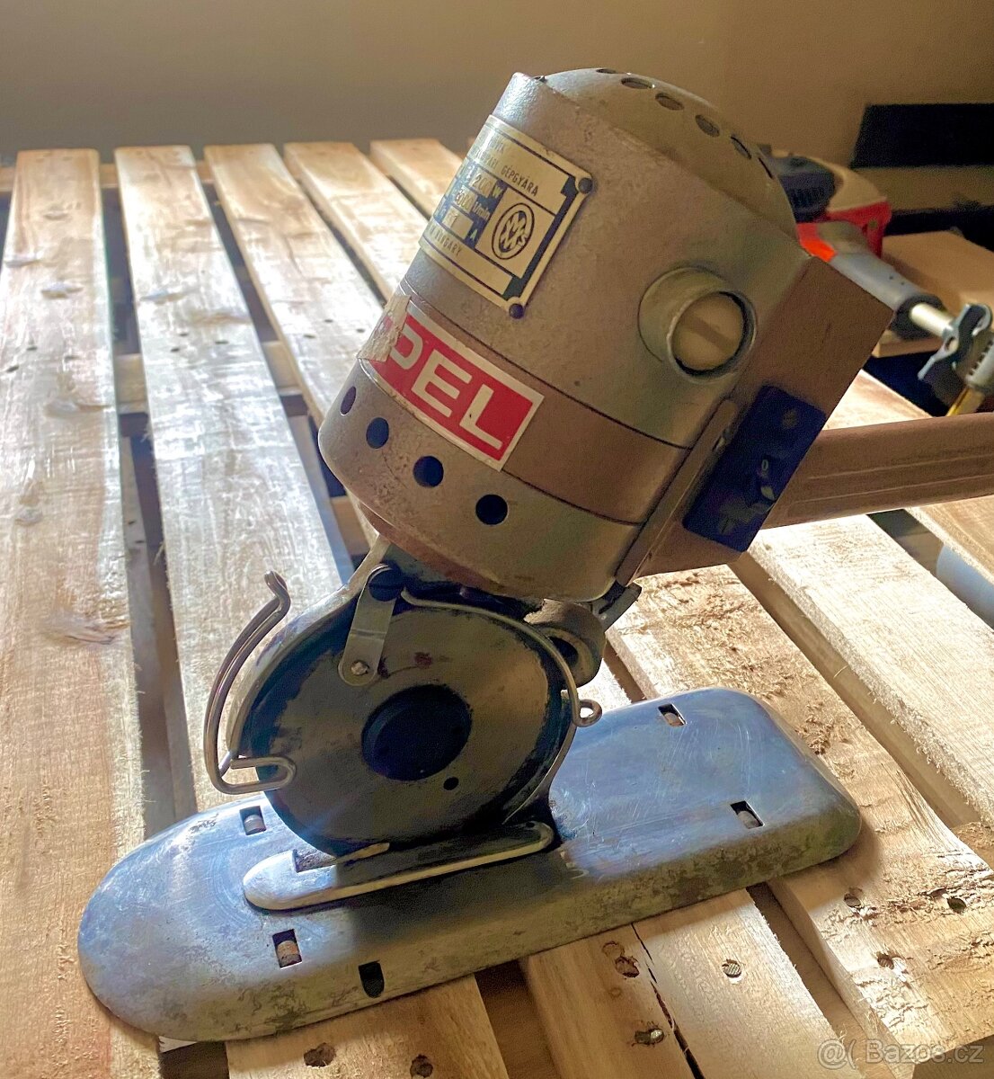 Řezačka na látku kotoučová CSEPEL 200W