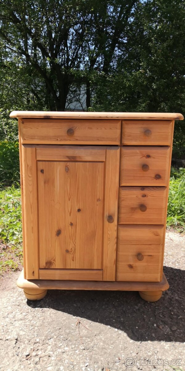 Masivní komoda se šuplíky