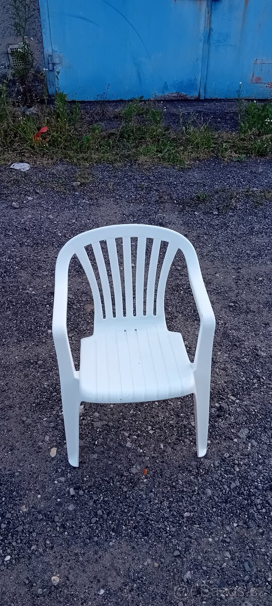 Prodám dětskou židličku.