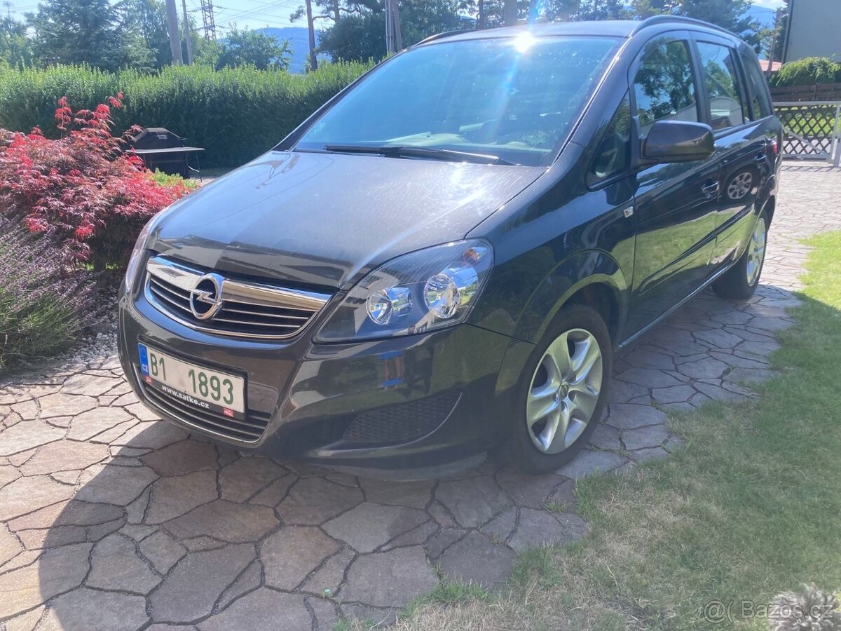 Opel Zafira B 1,8 103 kW, šedá, 106.343 km, 7 míst