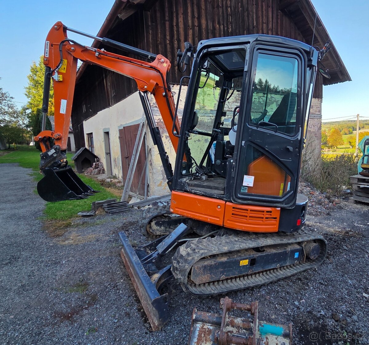 Prodám bagr Hitachi ZX26U-6, rok starý, hydraulický upínač