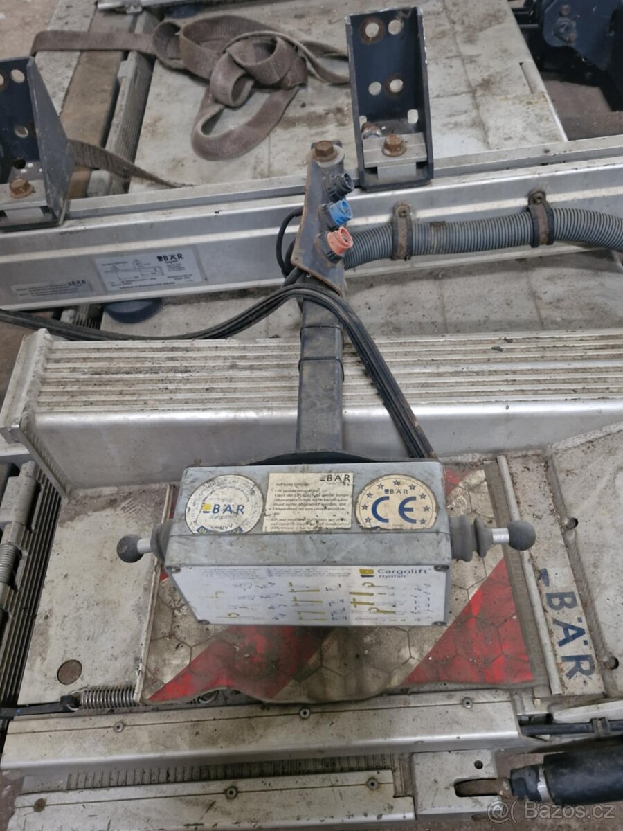 Skládací hydraulické čelo na nákladní vozidla