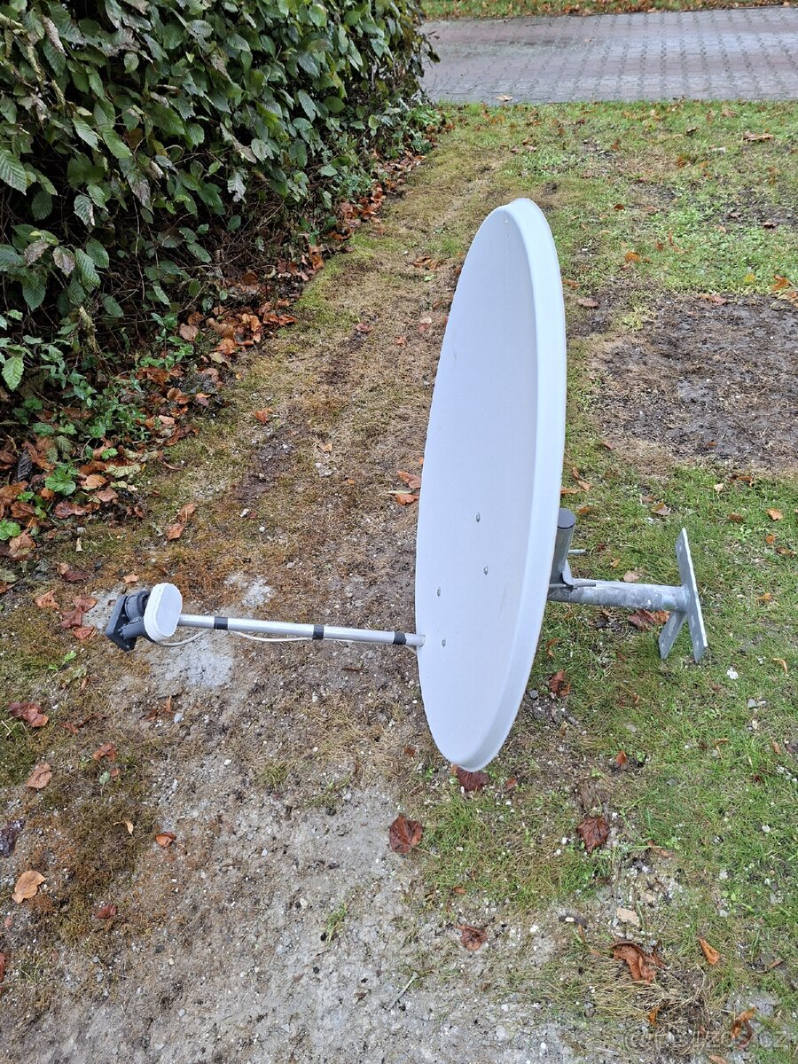 Satelitní parabola s držákem