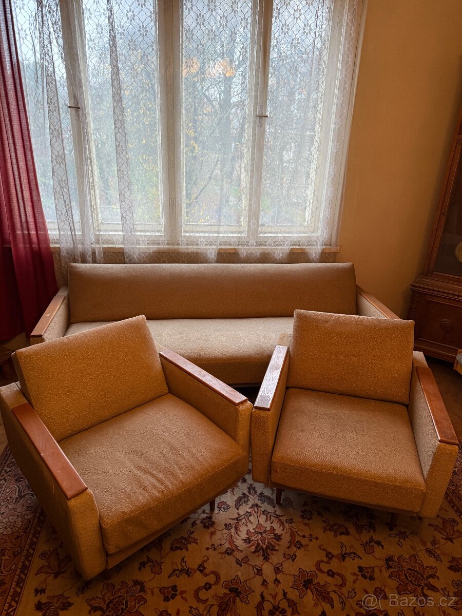 Stará sedací souprava - pohovka a 2 křesla a stůl