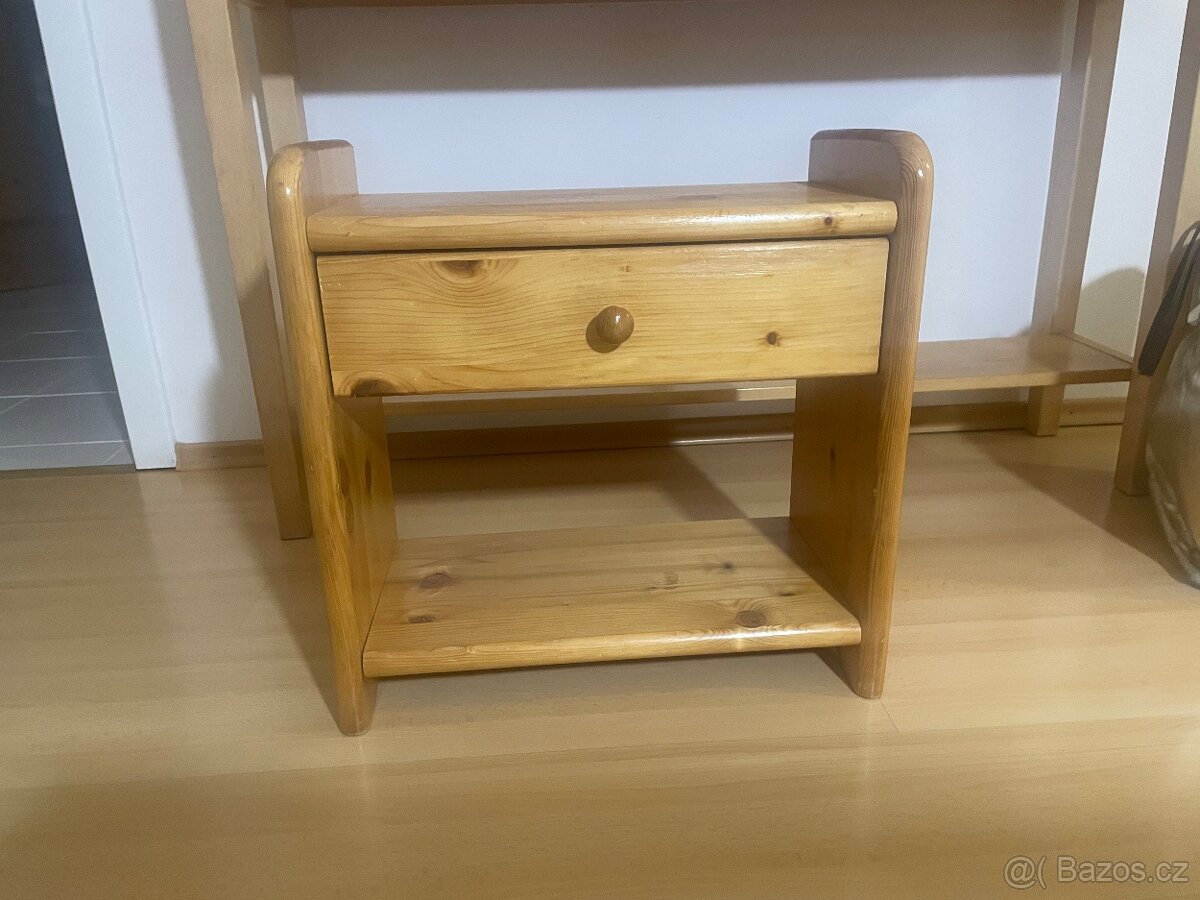 Noční stolek masiv smrk