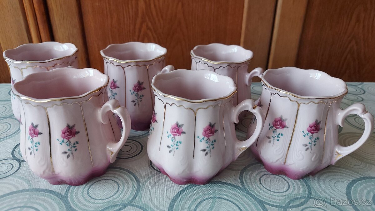 sada růžových porcelánových hrnků,