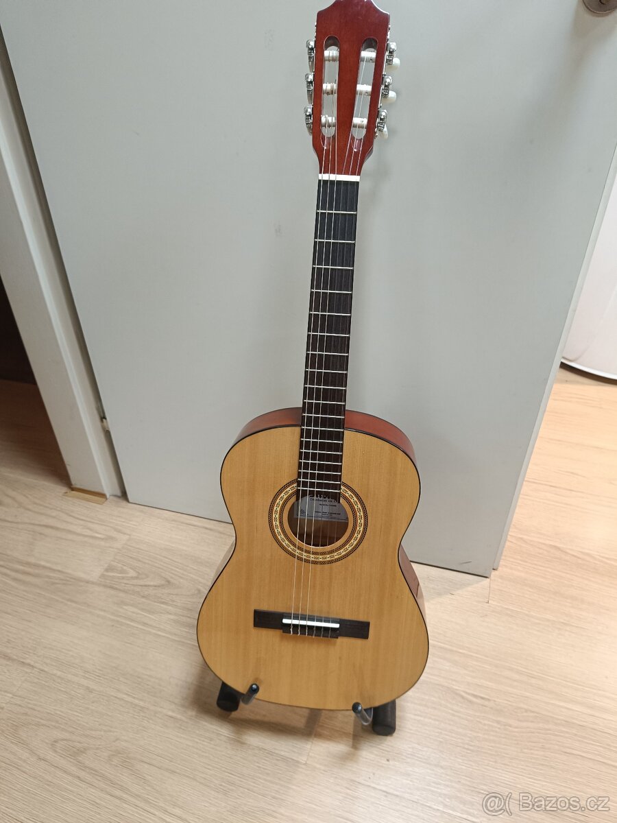 Prodám klasickou 3/4 kytaru-rok používanou-Kyjov