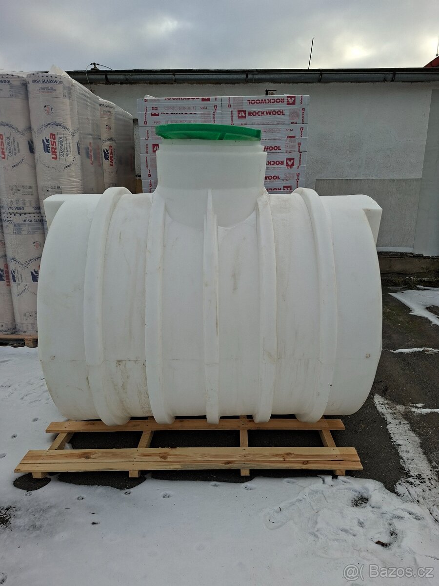 Plastová nádrž na vodu 4000l