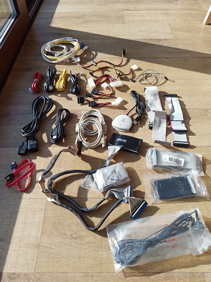 Kabely k PC, napájecí adaptéry