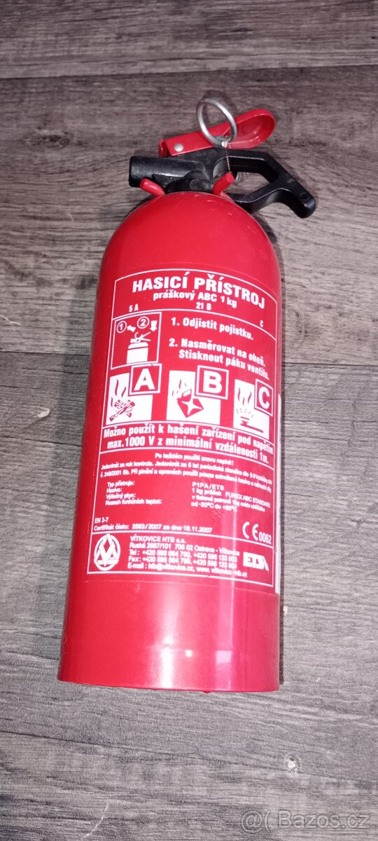 Práškový hasicí přístroj.