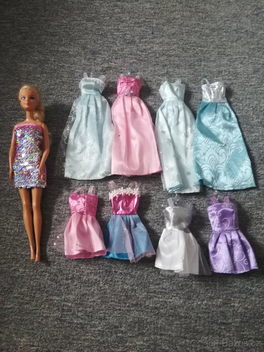 Panenka typu Barbie s garderobou
