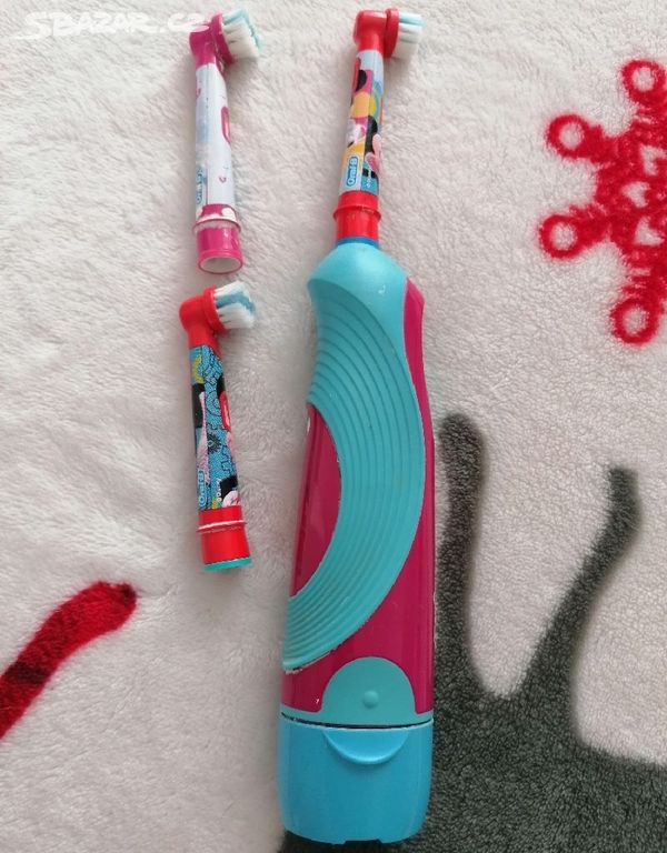 Elektrický zubní kartáček Oral-B D2 Stages girl
