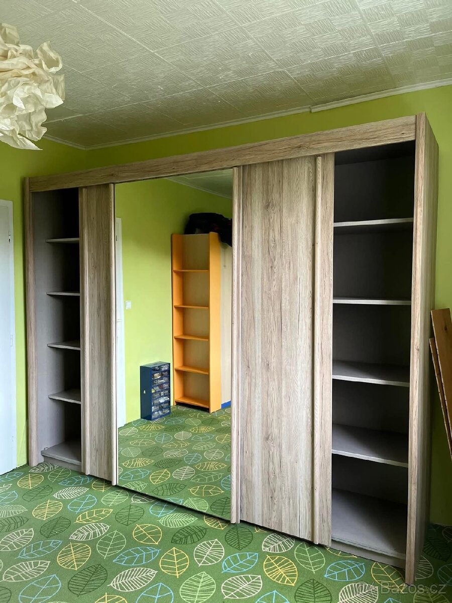 Šatní skříň se zrcadlem