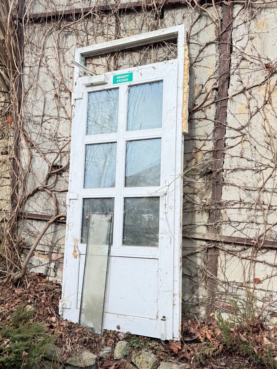 Prosklené vstupní dveře 104x240