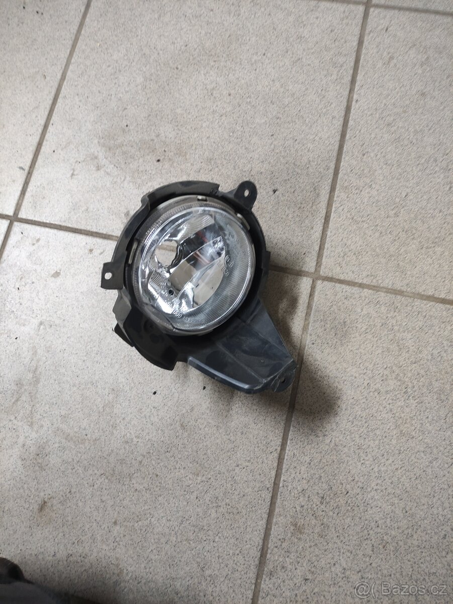 Ostřikovač světel a levá přední mlhovka Chevrolet Captiva.