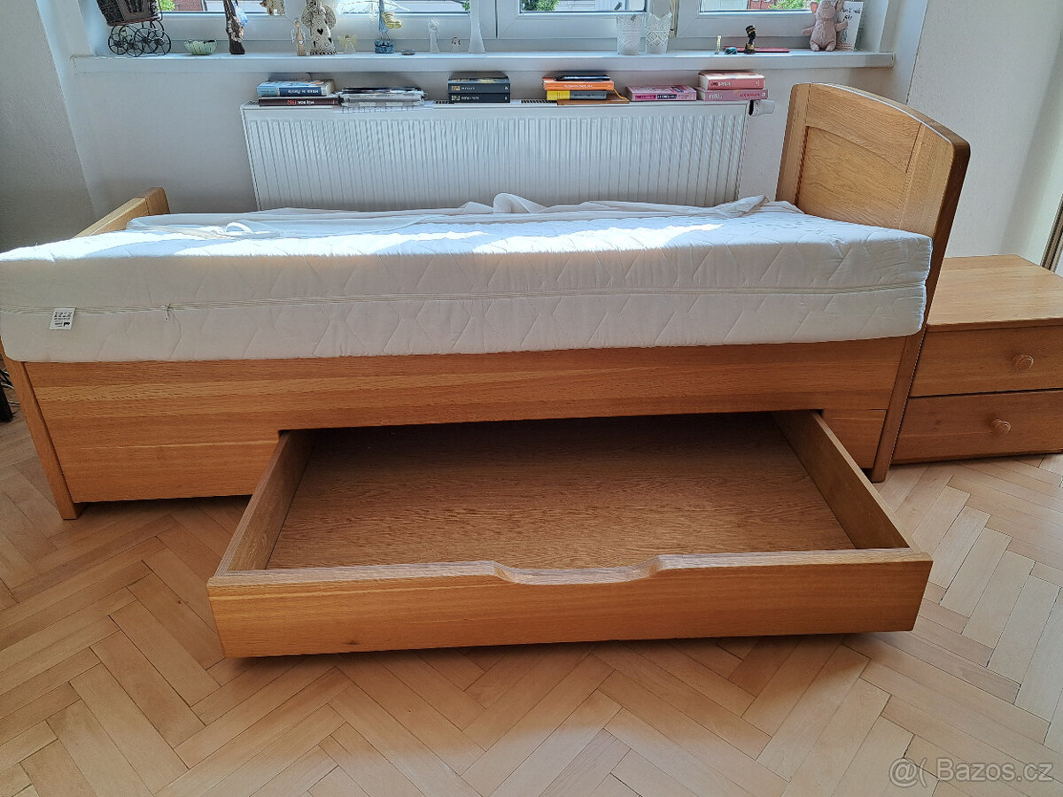 Prodám LUXUSNÍ postel z masivu+ noční stolek