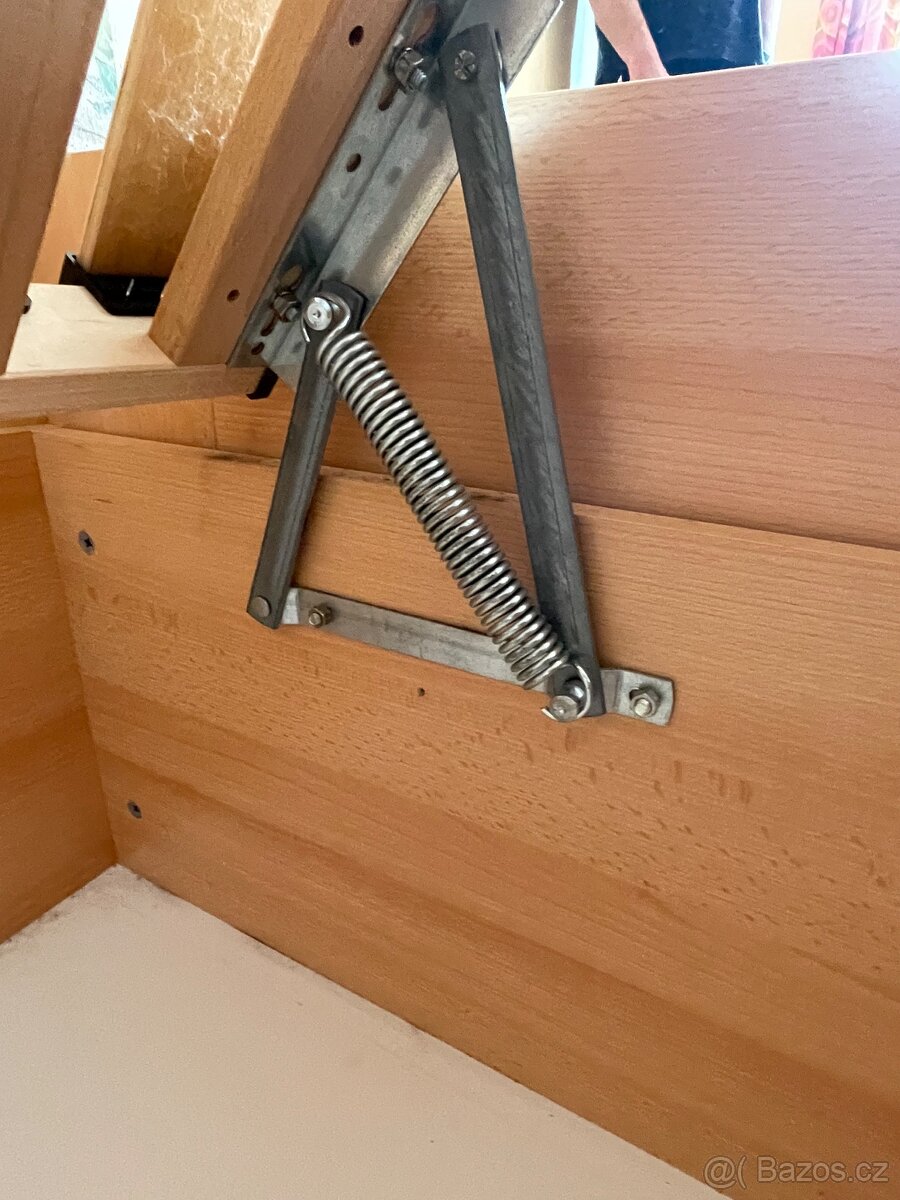 Vyvýšená postel s úložným prostorem