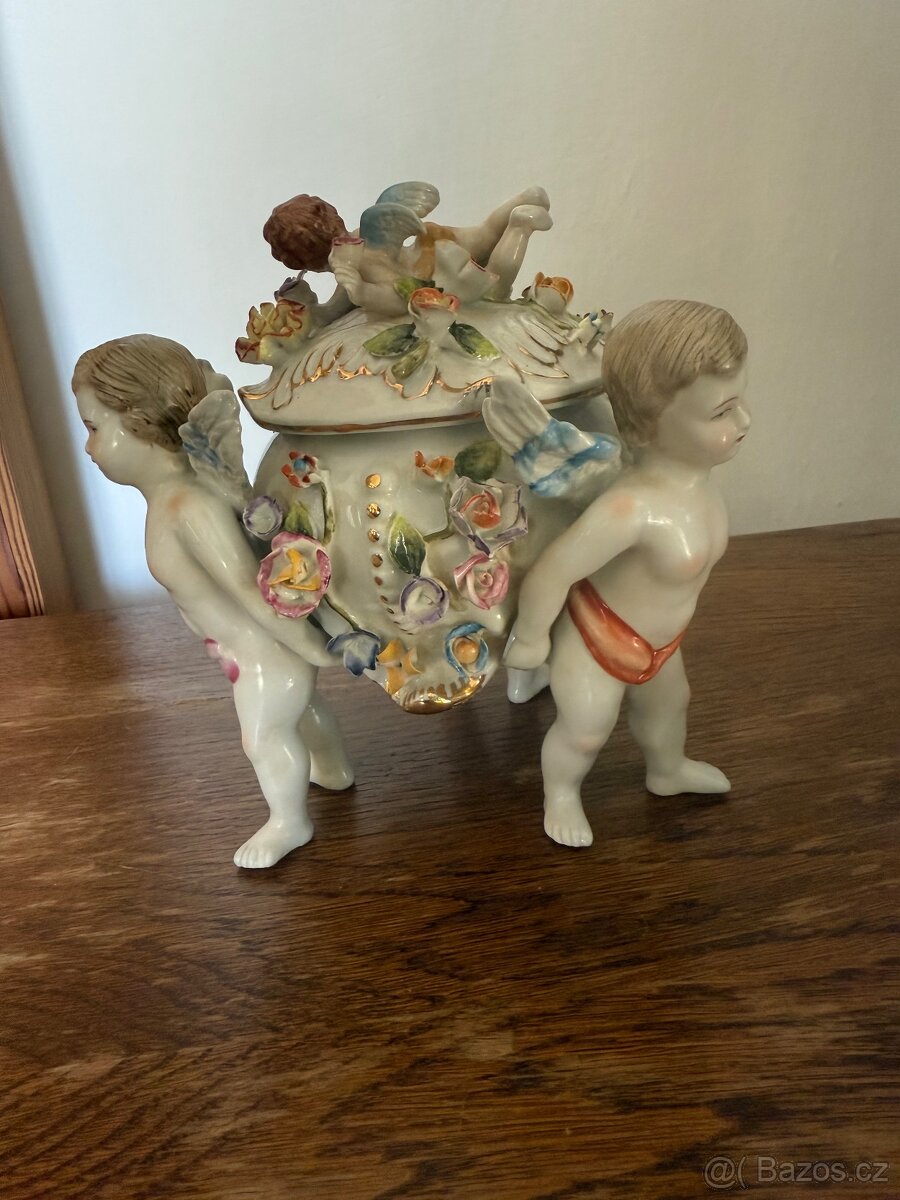 Krásná starožitná porcelánová figurální dóza s víkem