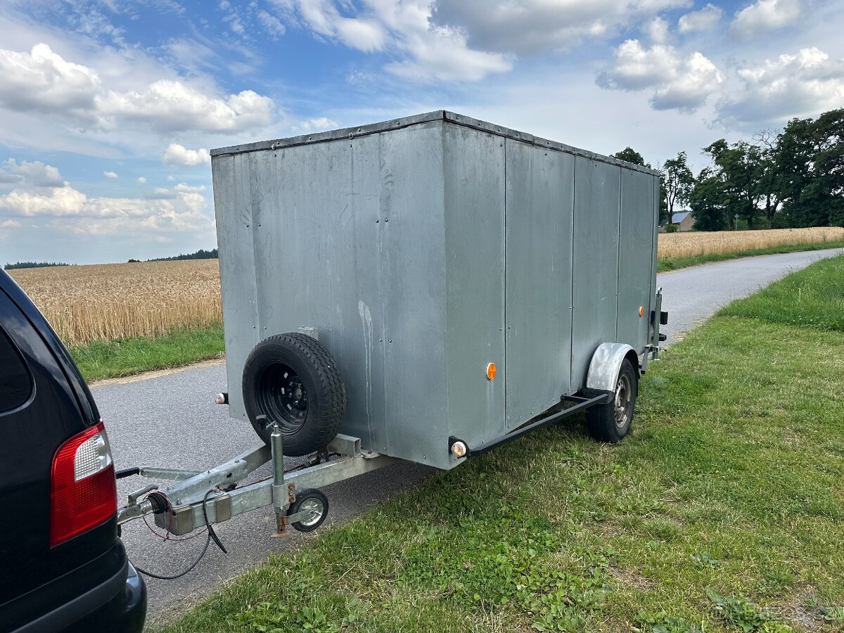 Skříňový přívěsný vozík 1300 kg – STK do 4/2027 – Hlinsko