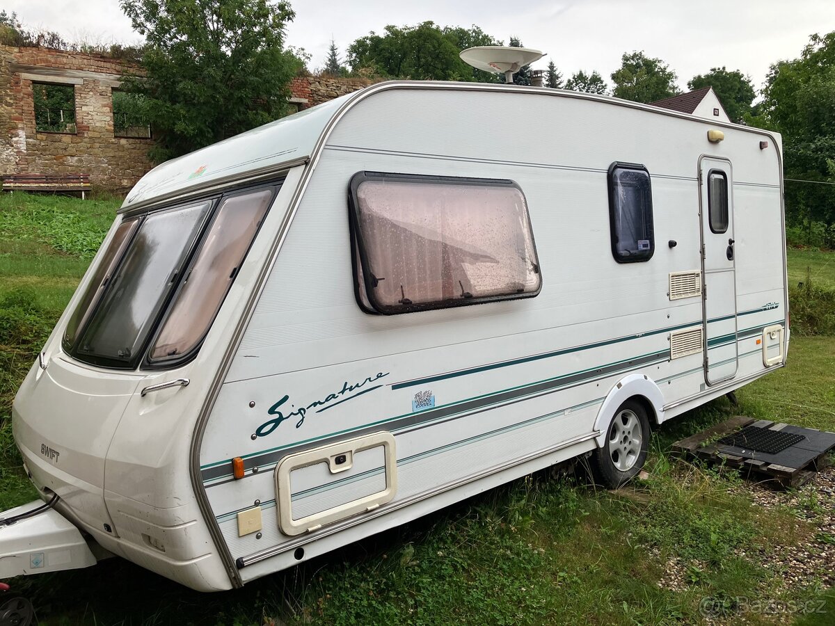 Anglický karavan Swift Signature