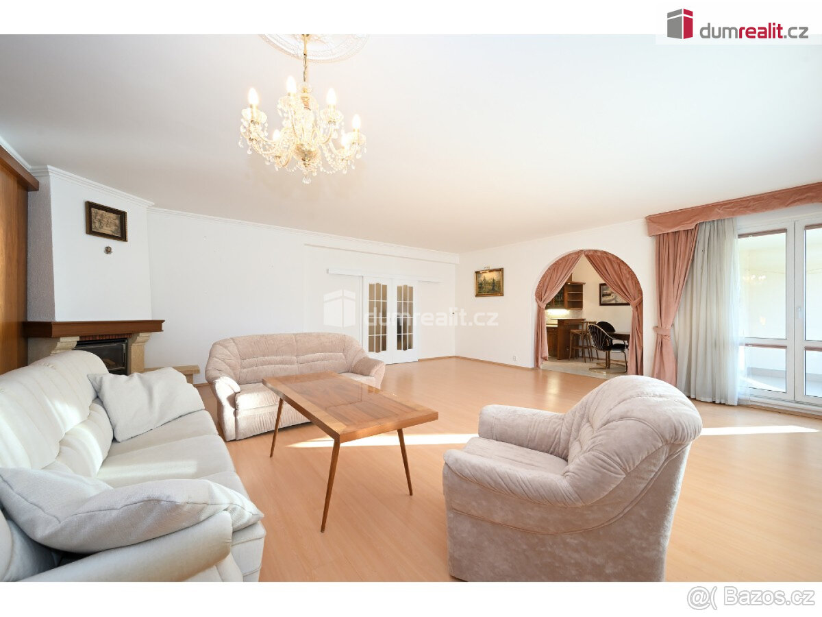 Prostorný byt, 146,8 m2 + lodžie 8,1 m2, zahrada 1666 m2, sk