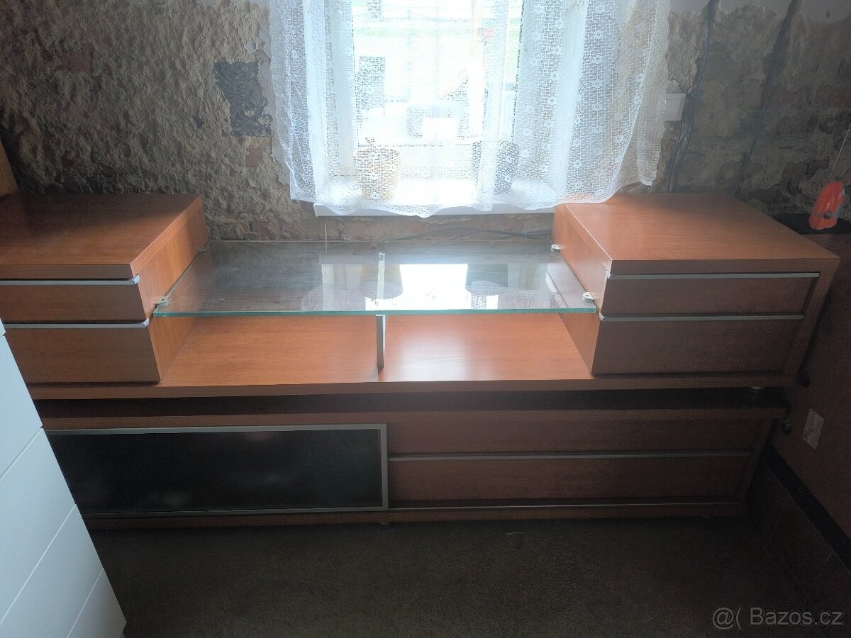 Stůl pod TV 240cm a nízká komoda velikostně jako stolek