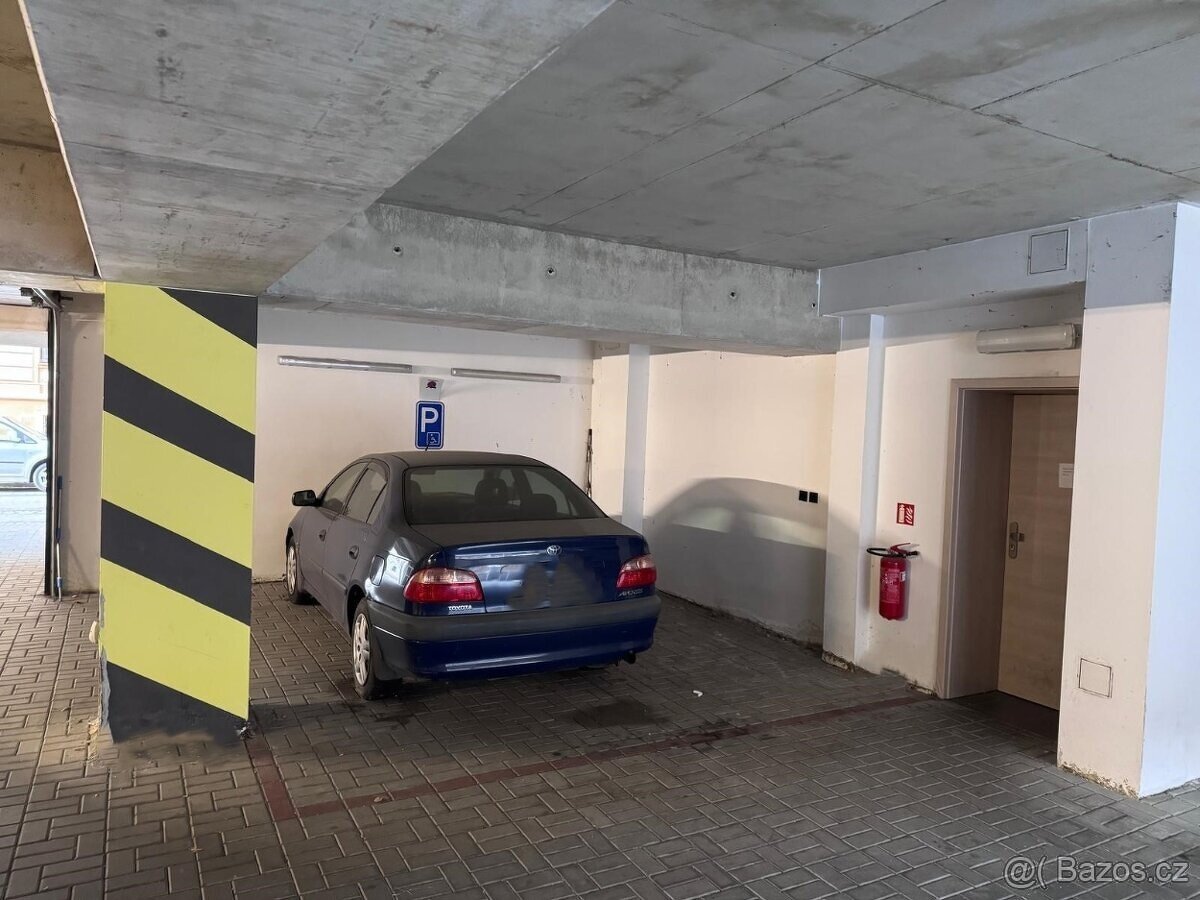 PRONAJMU PARKOVACÍ STÁNÍ RIEGROVA ul., CB