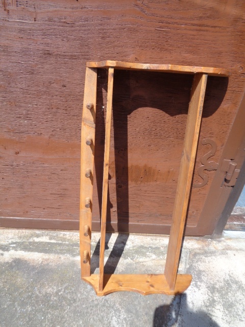 dřevěné okrasné/vyřezávané police pro chalupu či chatu